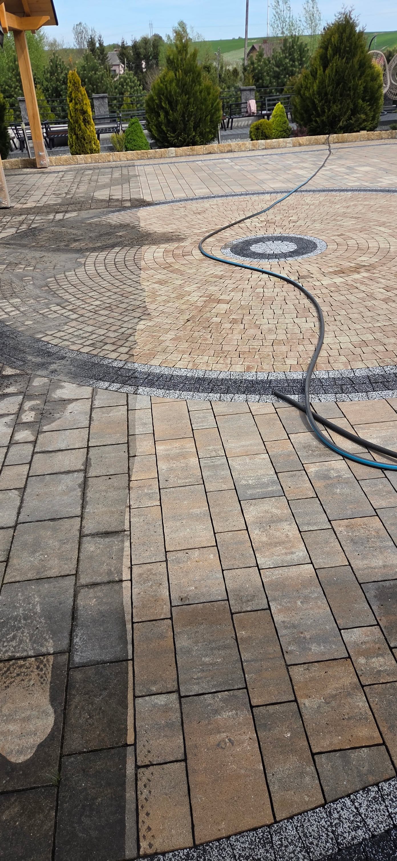 Kostka brukowa - widoczna granica między częścią umytą a brudną